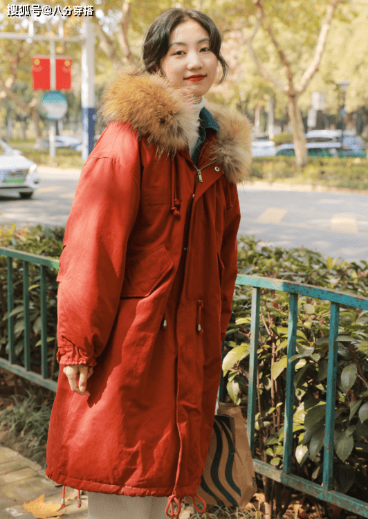 姐妹 今年流行“羽绒服＋小白裤”，保暖舒适又清爽，日常百搭不挑人