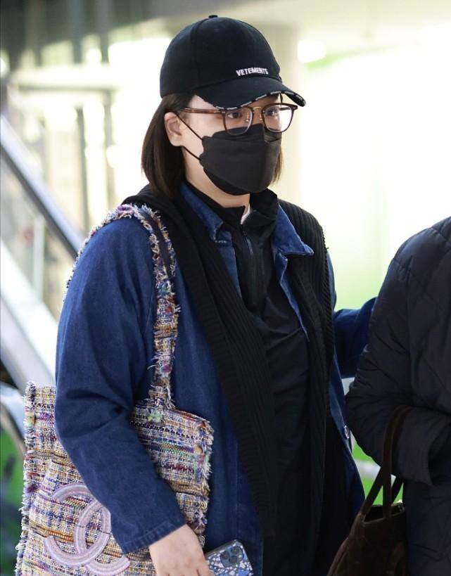 设计 马思纯和妈妈同框挺乖巧，牛仔风衣配阔腿裤，微胖身材都被遮住