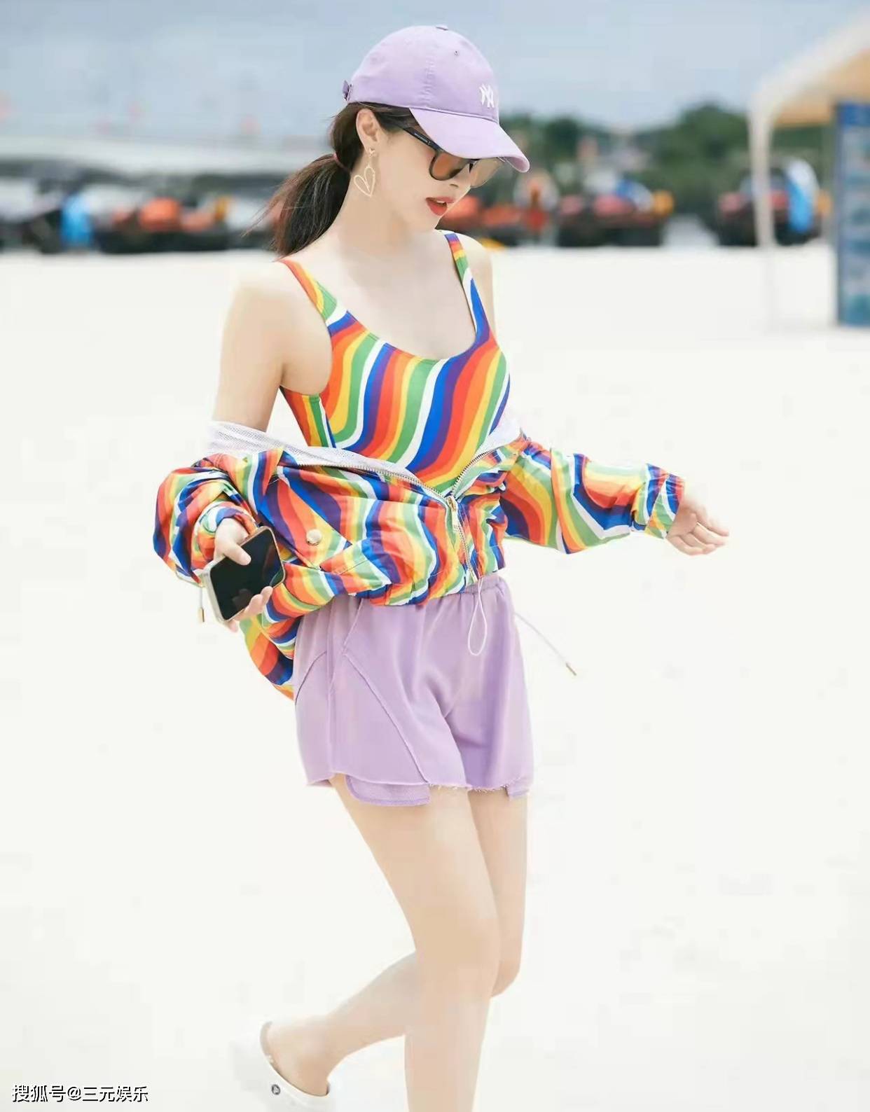 身材 李菲儿穿拼色背心录节目,搭配热裤秀曲线美,被指“不够稳重”