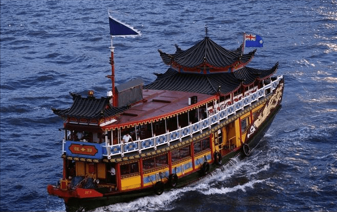 阮小七等架着大船找到金鳌岛的时候,李俊正率领手下将士们和来犯的