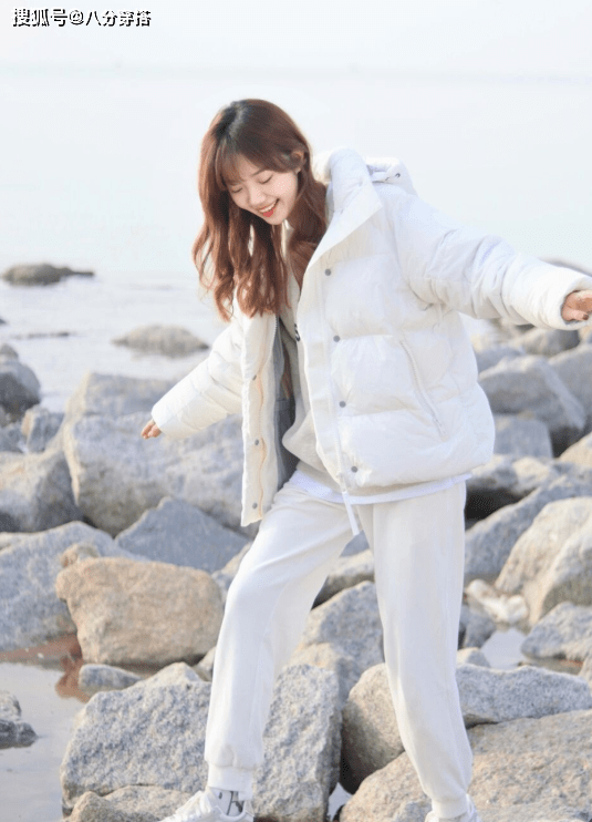 姐妹 今年流行“羽绒服＋小白裤”，保暖舒适又清爽，日常百搭不挑人