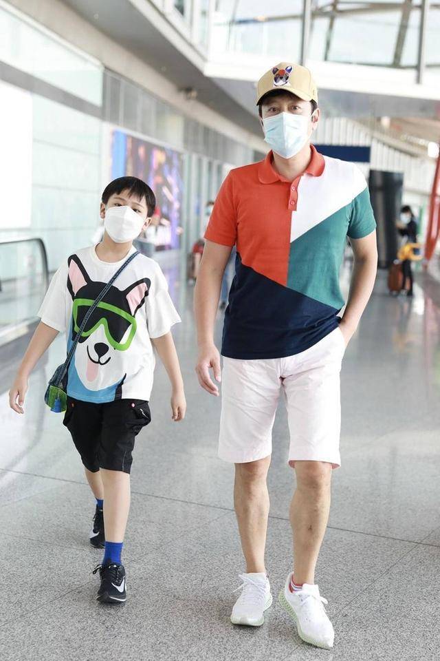 戴印|蔡国庆真不服老，53岁戴印花帽配白裤子显腿长，身材健壮仍如少年