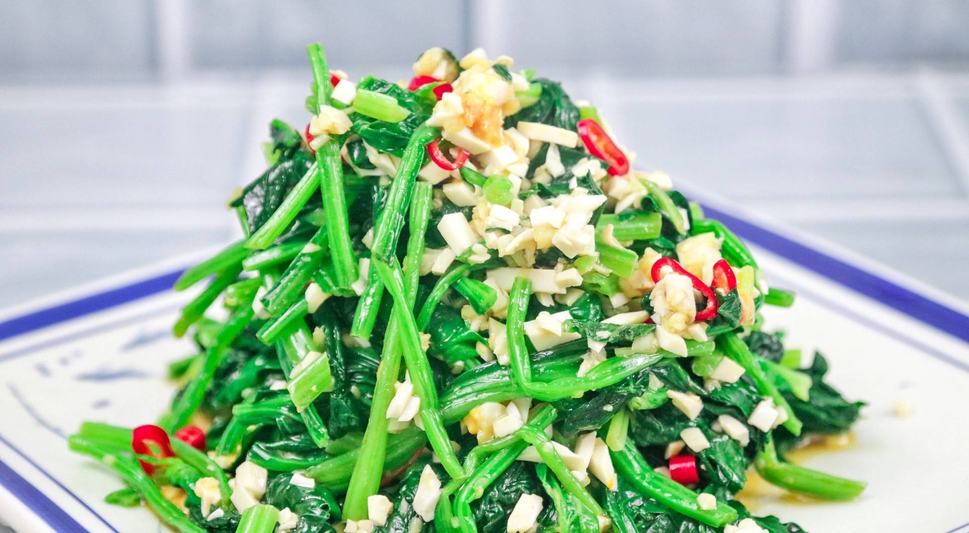 原创教大家一道菠菜拌鸭蛋的家常做法感兴趣的朋友看看吧