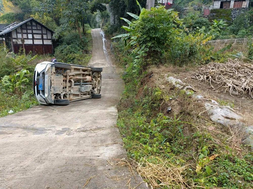 11月12日,在新蒲新區新舟鎮一農村道路上發生一起交通事故,駕駛人唐某