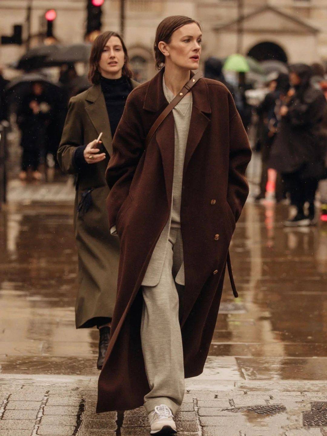 帆布鞋 大衣下面还是穿阔腿裤最“讲究”，配这3双鞋子，穿出体面和优雅