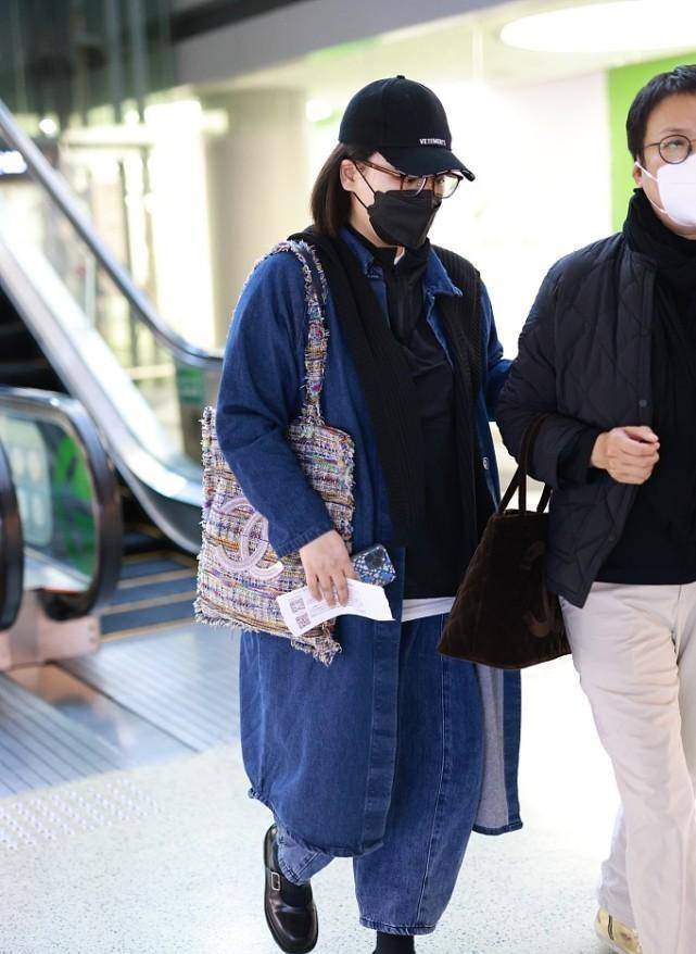 设计 马思纯和妈妈同框挺乖巧，牛仔风衣配阔腿裤，微胖身材都被遮住