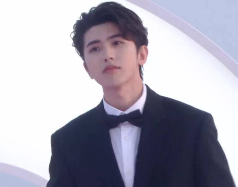 Gq红毯男明星造型 王嘉尔露的最多 白敬亭打伞 邓伦油头 胸肌