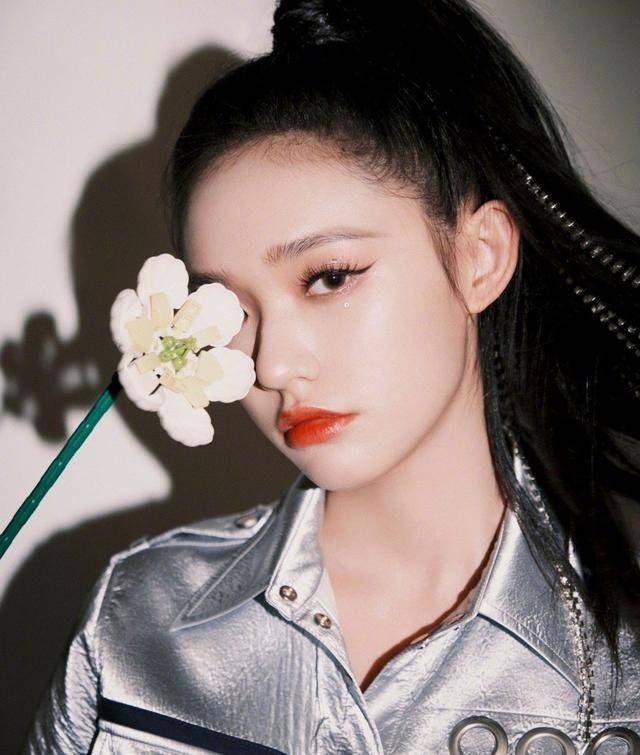 链条 林允不愧是星爷看中的人,穿衬衫裙秀腿不说,钻石链条马尾成亮点