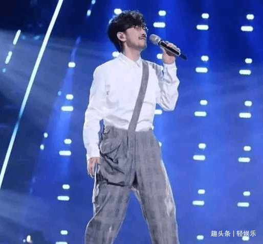 前辈|50岁情歌教父参加综艺，却遭20出头的评委点评，青铜点评王者？