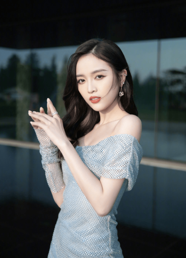 使用了 吴宣仪新发型太好看了！白色衬衣搭配西装裤，这一身越看越高级