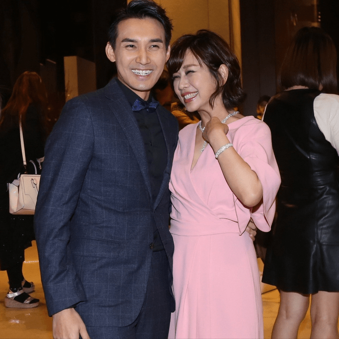 49岁陈松伶美成这样,与小8岁老公亮相秀恩爱,穿粉裙优雅又贵气_张铎