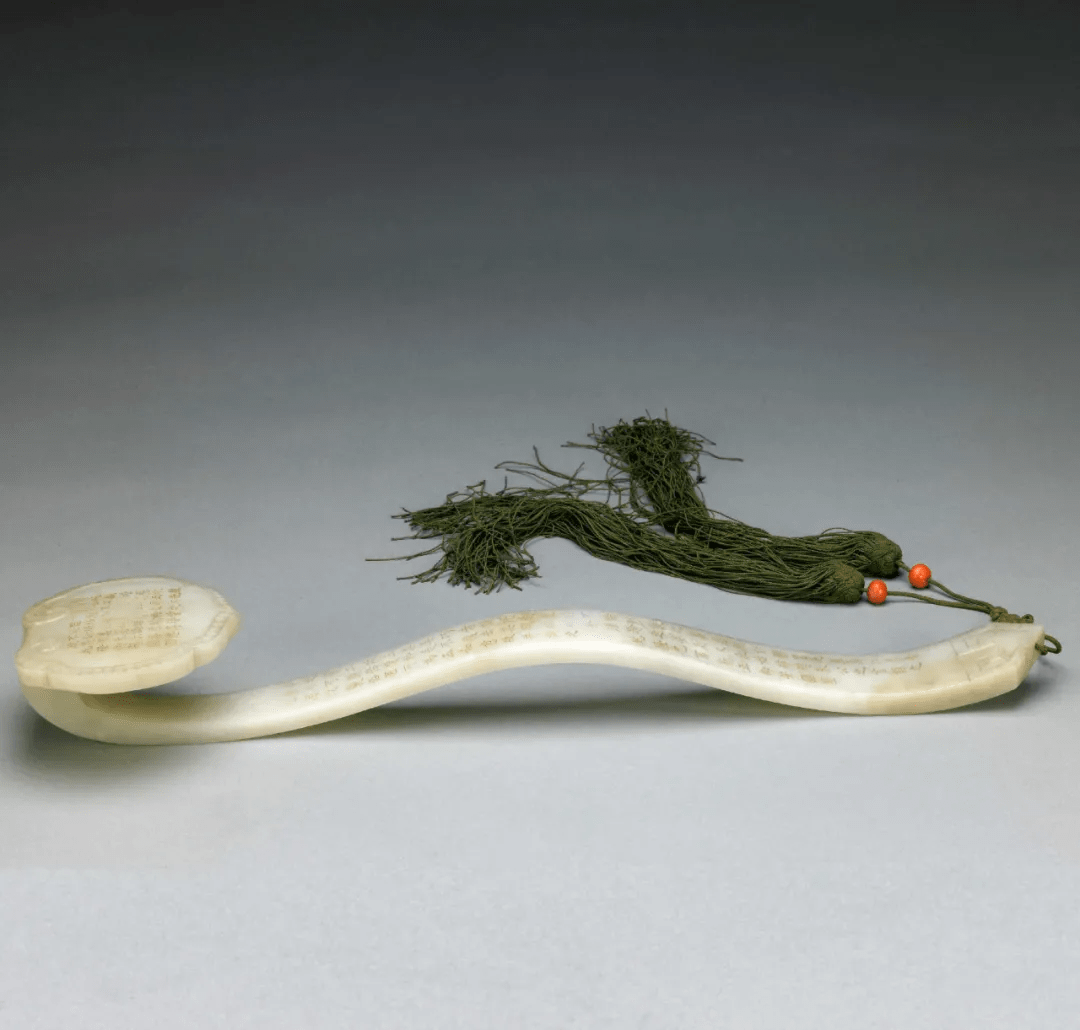 (清 乾隆御题青玉和珅隶书如意 故宫博物院)