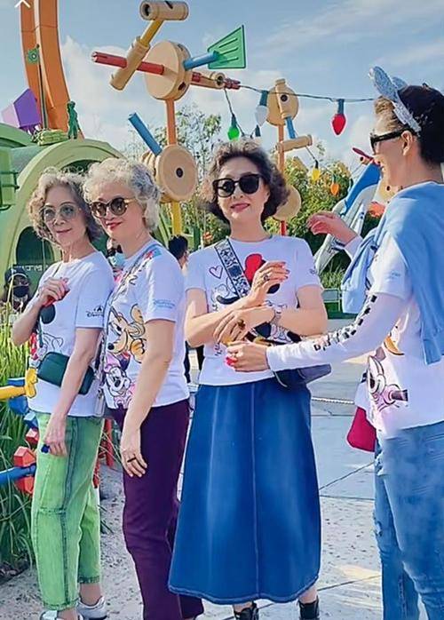 中老年 老年人不懂时尚?这群平均65岁的老年人的时尚穿搭,优雅好时髦