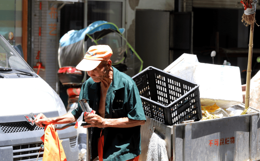 原创杭州小镇里高温下,劳动人民的一天,简单而又重复?