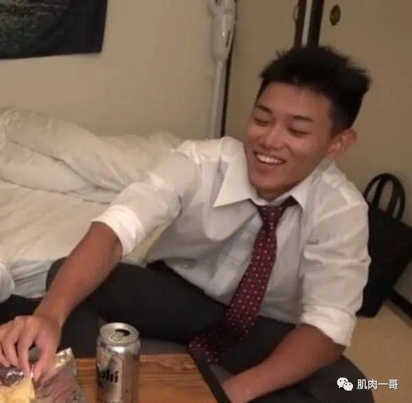 日本新晋男神宏翔爆红推特,颜值肌肉太可了_身材