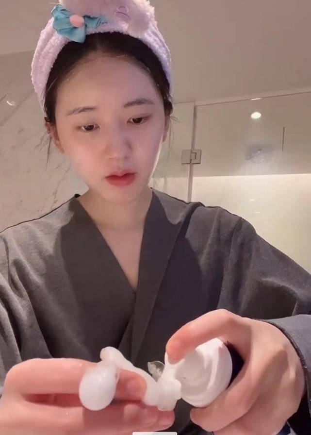 整张赵露思分享沉浸式卸妆，展示搓脸洗眼护肤全程，皮肤状态超好