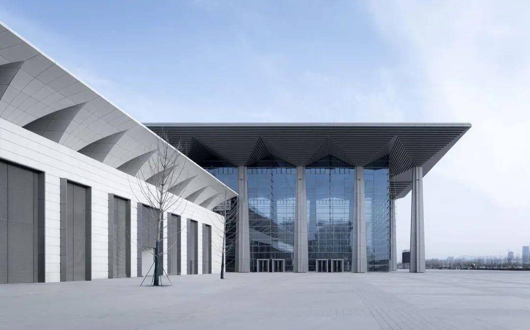 屋顶大型公共建筑设计：西安丝路国际展览中心案例