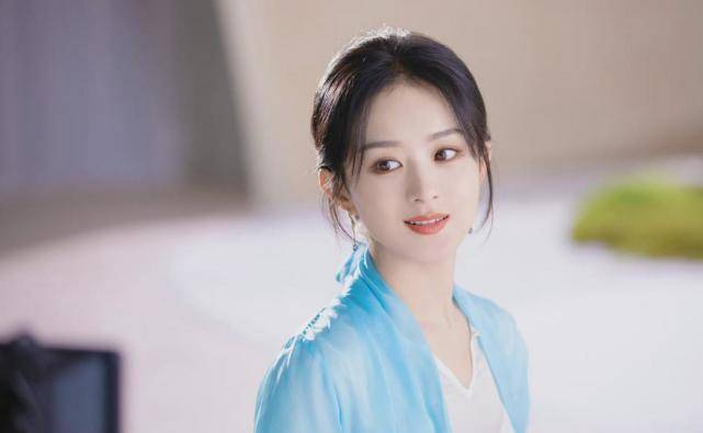 赵丽颖 赵丽颖不走御姐范更美!穿白裙仙气飘飘,披肩秀发宛如画中仙子