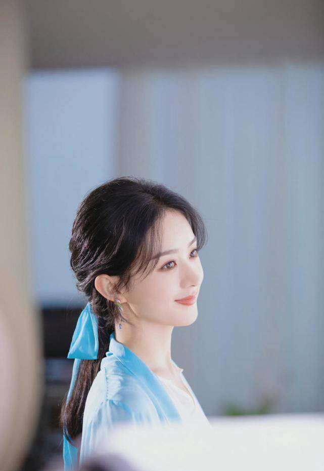 赵丽颖 赵丽颖不走御姐范更美!穿白裙仙气飘飘,披肩秀发宛如画中仙子