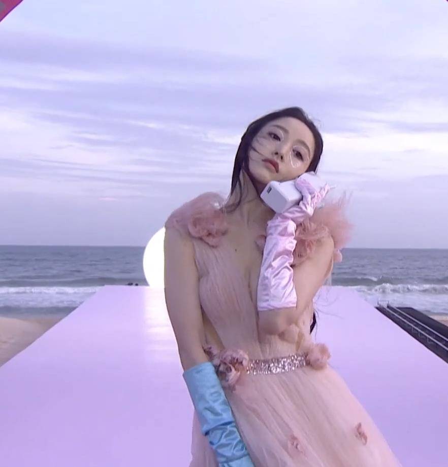 仙女GQ年度最美红毯:热巴雀斑妆出战,baby仙女棒接招,金晨红气逼人