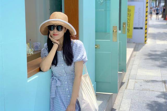 紫卫衣 44岁曾黎私服好清新，紫卫衣搭白裤显青春范，容貌气质不输章子怡