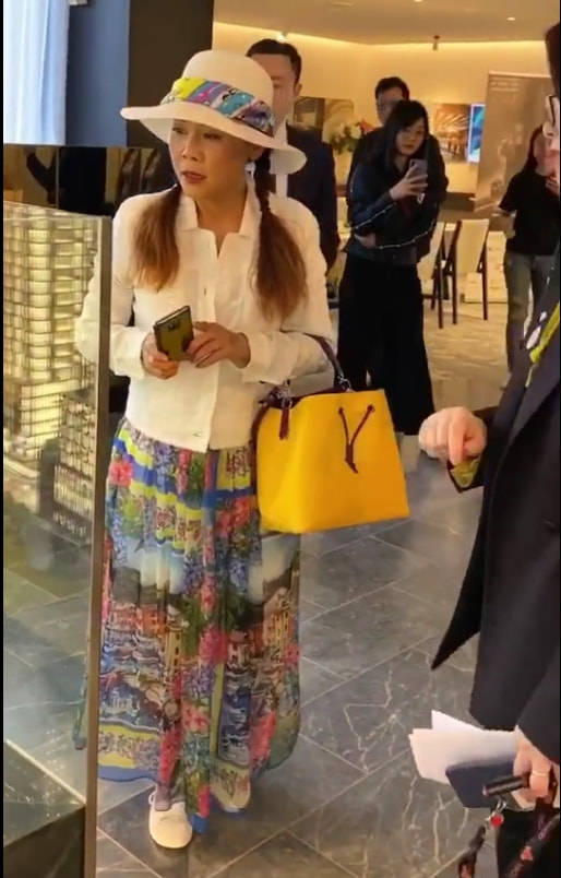 显得孙悦回老家探亲，素颜秃眉不掩饰瑕疵，自然脸是老但看着舒服！