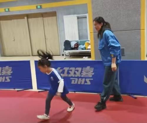 赢家|滑步运球，5岁女儿战胜王楠，拒绝握手撒娇，国乒大满贯气喘吁吁