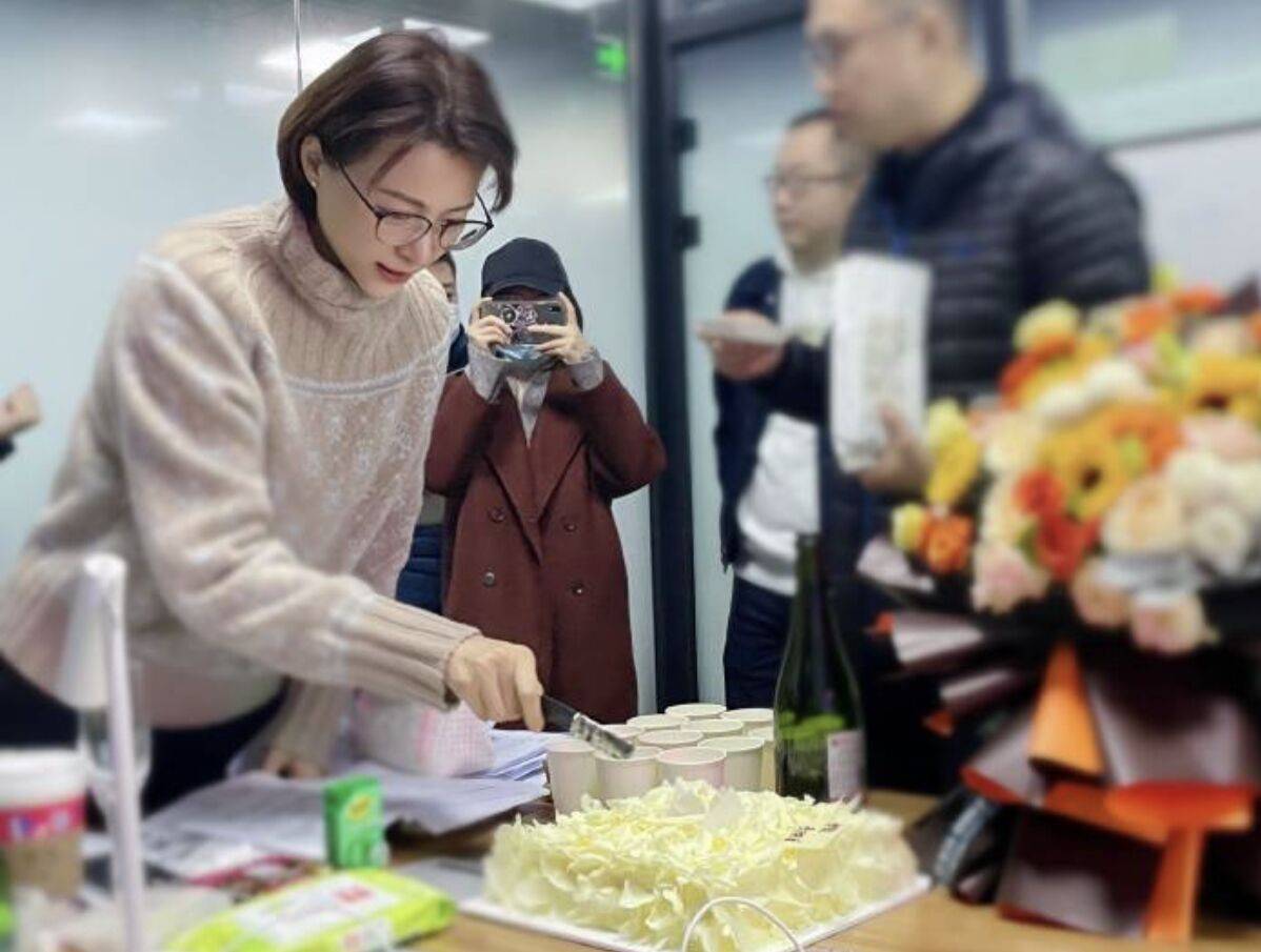 时间|董卿工作忙到忘记生日，蛋糕旁边都摆着台本，48岁气质越发优雅