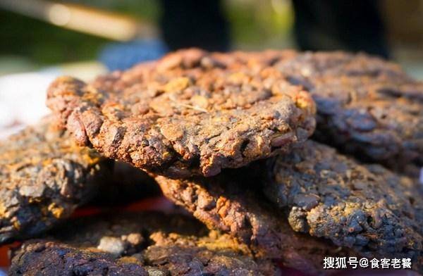 羊血腸把新鮮的養血加一點食鹽和花椒攪拌