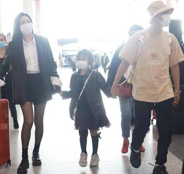 职业 包贝尔一家三口罕露面，娇妻职业装配黑丝太会了，女儿被嘴巴拖累！