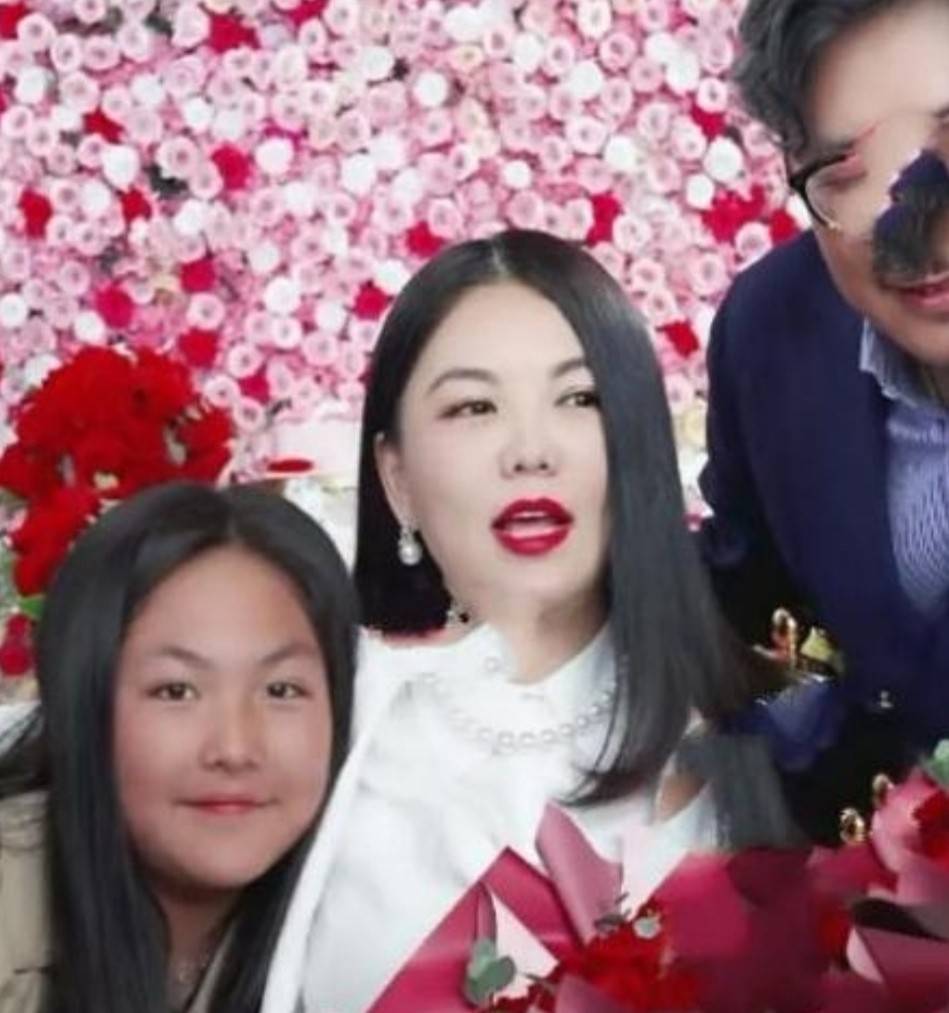 校服|李湘送女儿上学，王诗龄变瘦后名媛范十足，学费一年就高达25万