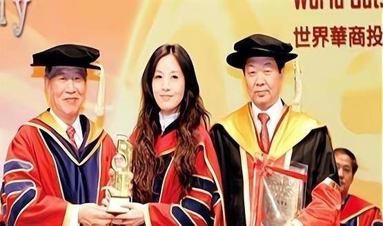 30岁拥有5百亿资产,却嫁给湖南"穷小子",丈夫比她年轻5岁_纪凯婷