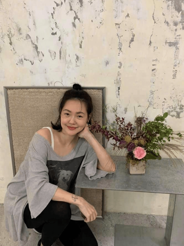 设计 小S难得正经美一回！穿黑色蕾丝连衣裙浪漫精致，眼神迷离太撩人