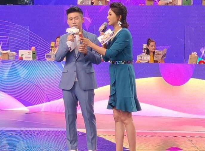 她主持了一些节目,比如《超级宝宝秀》《童言无忌》,这些节目变得更加