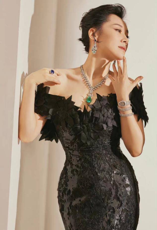 身材 纯欲风算是被许晴玩明白了!一身牛仔看似休闲,针织小衫才是关键?