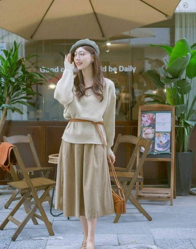 的优点 如何穿出精致小女生，毛衣+半身裙时髦又保暖？6款推荐可示例照搬
