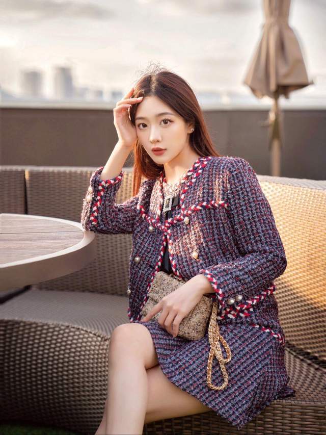整体 如果你是精致女人，就不能错过“小香风套装”，照着穿就有好气质