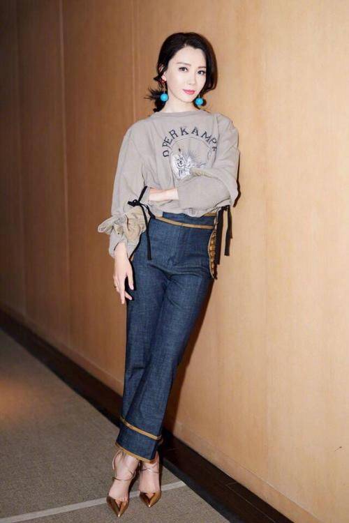 皱纹 陈数气场一流，脸上皱纹明显却不影响美感，越老越有韵味了！