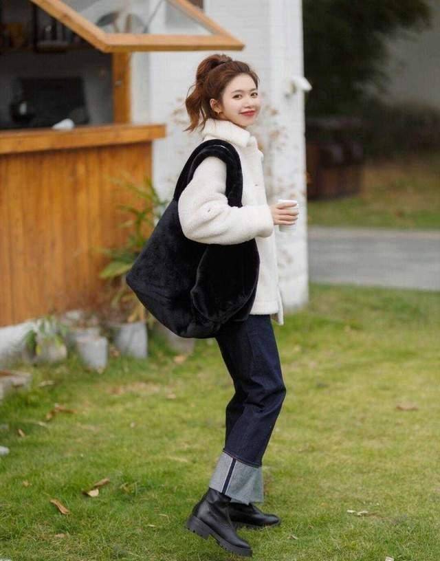 颜色 精选4款直筒牛仔裤穿法：小姐姐上身示例百搭配围巾显干练又修身