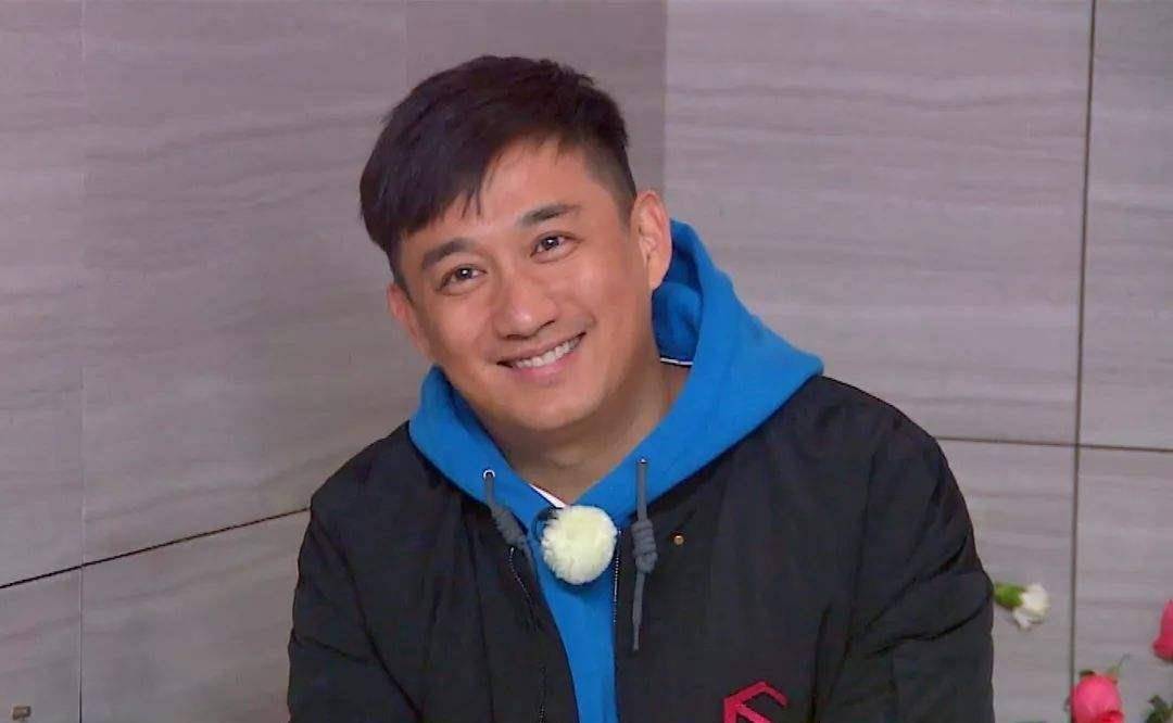 身材 44岁陈羽凡近照曝光，油腻发福变颓废大叔，却仍稳居C位受关注