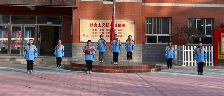 张家口市桥东区回民小学:升旗仪式燃激情 养成教育护成长