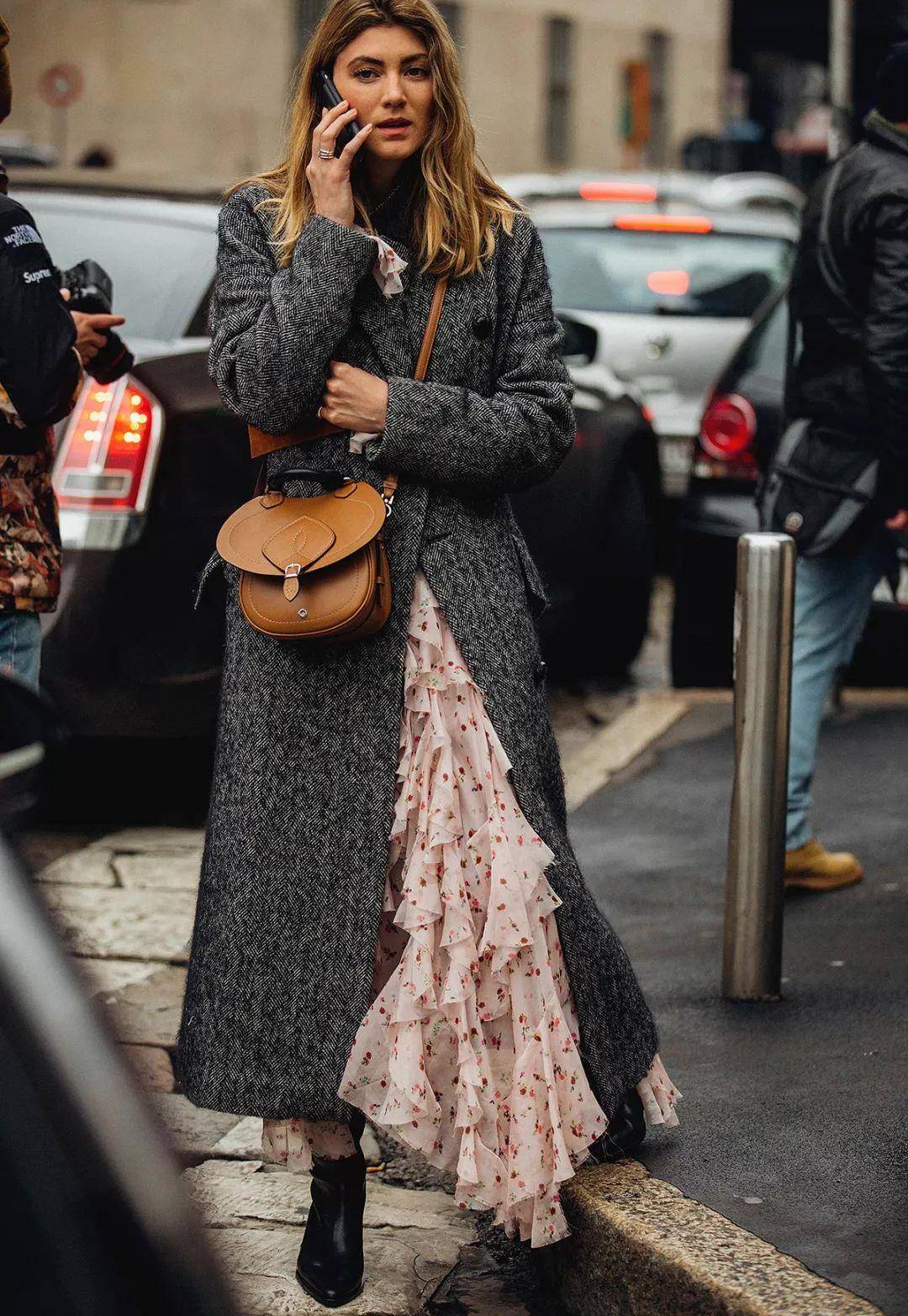 美得 入冬穿大衣＋裙子，美得无可救药！