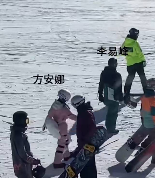 网友偶遇谈球吧体育李易峰滑雪两任绯闻女友都在场李易峰滑雪技术引争议(图1)