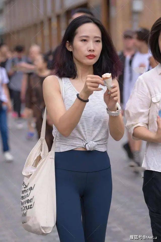 服装 大圆型领口上衣的好处，清爽舒适