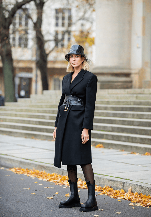 黑色 穿来穿去，还是极简风“黑色大衣”最时髦，百搭不踩雷还好看