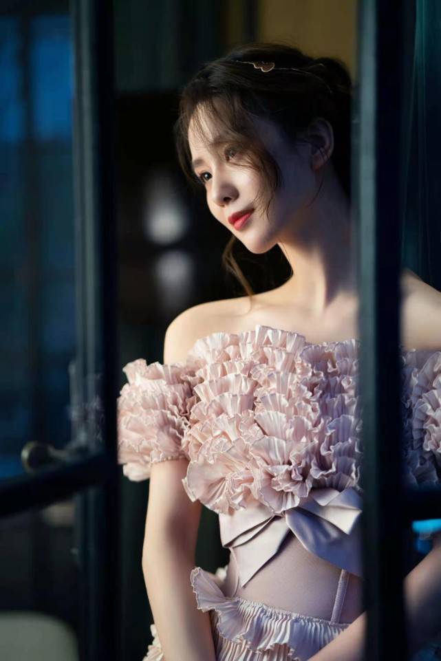 东方 刘诗诗不愧是东方美人代表！国风项链做头饰，穿浅粉裙美成牡丹花