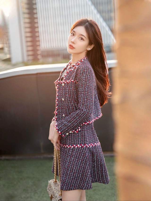 整体 如果你是精致女人，就不能错过“小香风套装”，照着穿就有好气质