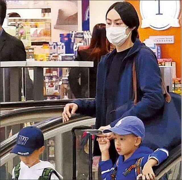 感觉离了美颜滤镜，梁洛施脸松弛发腮明显，才33就成了地道的老阿姨！