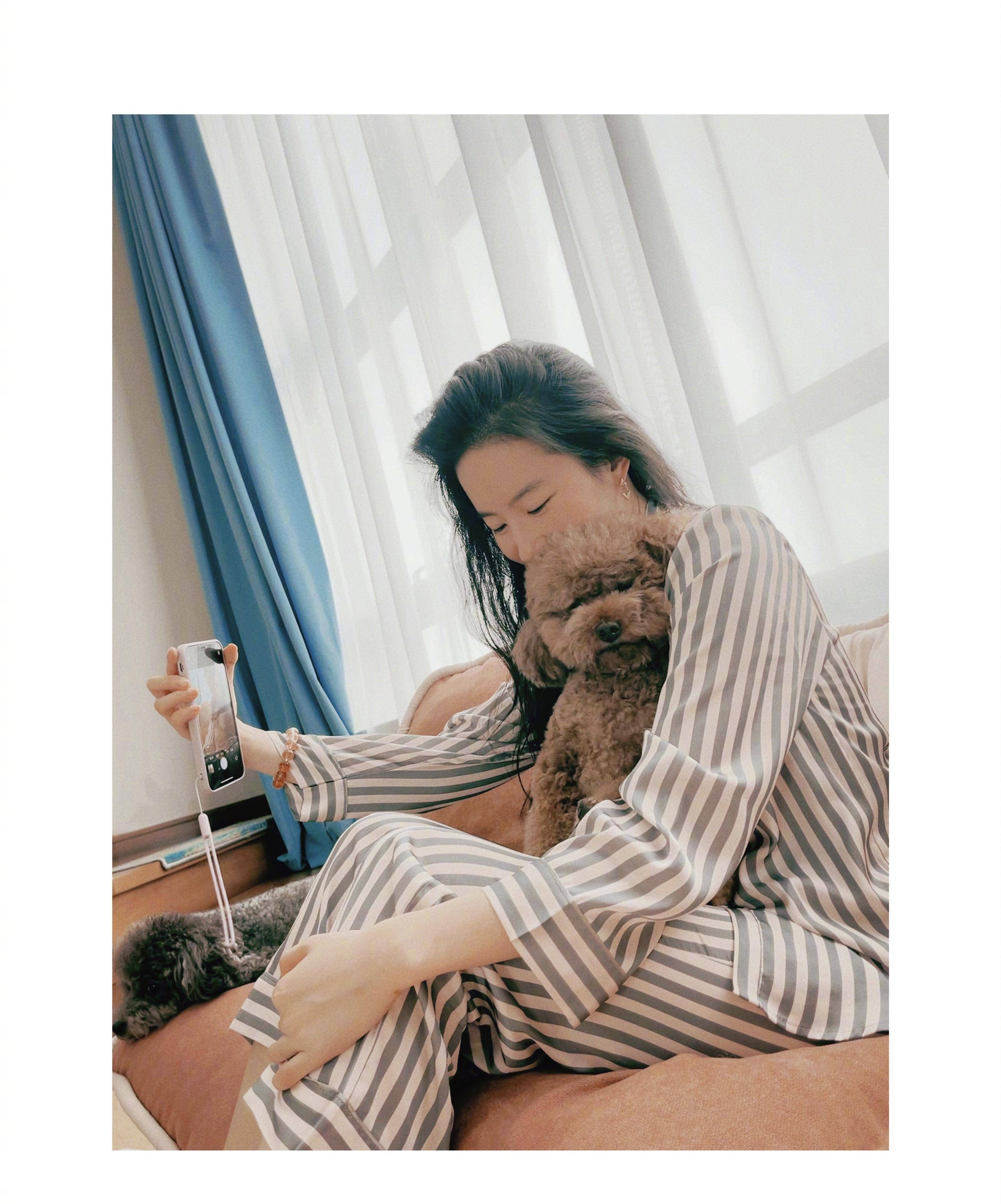 原创刘亦菲最新高清画报释出衬衫白裤运动鞋出场诠释都市女郎形象