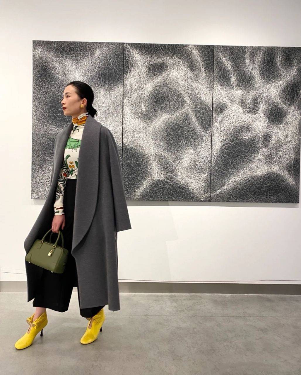 层次 今年，突然火了一种搭配：“大衣+高领衫”！看着时髦穿着还保暖